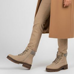 Botki damskie Vinceza, trzewiki na obcasie z eko skóry i zapinane na suwak, beżowe, 87722-BE. Brązowe botki VINCEZA, bez wzorów, z dzianiny, eleganckie, bez obcasa, na obcasie, bez zapięcia. Za 149.00 zł.