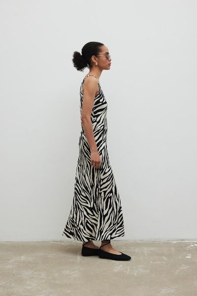 Sukienka na ramiączkach w print, w kolorze BLACK & BEIGE- ILUSION-M. Brązowe sukienki Marsala, na co dzień, m, bez wzorów, z jeansu, eleganckie, bez kołnierzyka, bez ramiączek, maxi, proste. Za 319.90 zł.