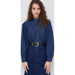 Tommy Hilfiger koszula jeansowa damska kolor granatowy regular ze stójką. Niebieskie koszule Tommy Hilfiger, bez wzorów, z jeansu, bez kołnierzyka, bez ramiączek. W wyprzedaży za 489.99 zł.