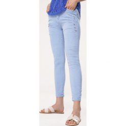 Jasnoniebieskie Jeansy Skimpy. Jeansy marki Born2be. Za 69.99 zł.