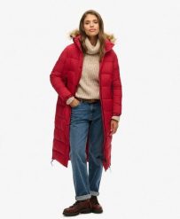 Długi pikowany płaszcz z kapturem z futerkiem sztucznym. Czerwone płaszcze Superdry, l, bez wzorów, z nylonu, eleganckie, z kapturem. Za 530.75 zł.