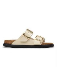 Birkenstock Skórzane klapki "Arizona" w kolorze kremowym rozmiar: 38. Brązowe klapki Birkenstock, bez wzorów, klasyczne, z otwartym noskiem, bez obcasa, bez zapięcia. Za 660.43 zł.