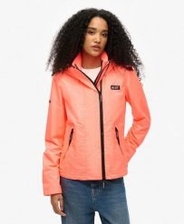 Superdry Kurtka wiatrówka Mountain z kapturem z recyklingowanego poliestru. Brązowe kurtki Superdry, bez wzorów, z poliesteru, z kapturem. Za 389.75 zł.