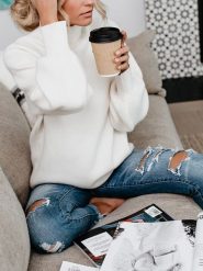 Milan Kiss Sweter w kolorze białym rozmiar: XL. Białe swetry Milan Kiss, xl, bez wzorów, bez ramiączek. Za 170.47 zł.