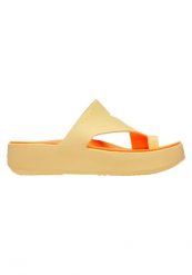Klapki Dla Dorosłych Crocs Getaway Platform Toe Loop. Brązowe klapki Crocs, bez wzorów, z materiału, bez obcasa, bez zapięcia. Za 159.99 zł.