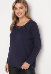 Granatowa Bawełniana Bluzka z Koronką Terillisa. Niebieskie bluzki Born2be, l, z aplikacjami, z bawełny, biznesowe, bez kołnierzyka, bez ramiączek. W wyprzedaży za 59.49 zł.