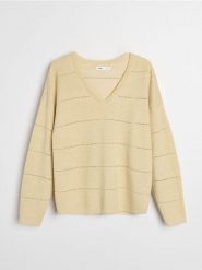 Wiskozowy sweter z dekoltem V - złoty. Żółte swetry Sinsay, l, bez wzorów, z wiskozy, bez ramiączek. Za 45.99 zł.