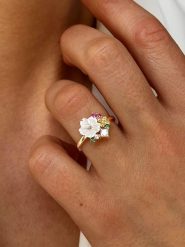 Les Petites Précieuses Pozłacany pierścionek z masą perłową i cyrkoniami rozmiar: 56. Białe pierścionki Les Petites Précieuses, z cyrkonią, pozłacane. Za 113.99 zł.