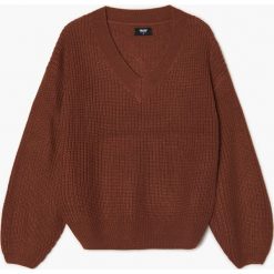 Sweter z dekoltem w serek - Brązowy. Brązowe swetry Cropp, l, bez wzorów, z dzianiny, bez ramiączek. Za 79.99 zł.