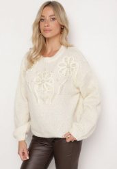 Beżowy Sweter o Prostym Kroju z Ozdobną Aplikacją w Kształcie Kwiatów z Perełkami Heditana. Brązowe swetry Born2be, uniwersalny, z aplikacjami, z jeansu, biznesowe, bez ramiączek. W wyprzedaży za 144.49 zł.