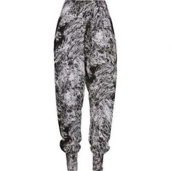 Spodnie damskie Urban Classic Sarong. Białe spodnie sportowe Urban Classics, bez wzorów, długie. Za 160.50 zł.