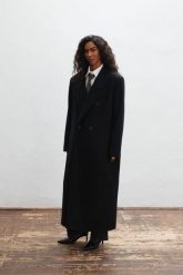 Wełniany trencz w kolorze TOTALLY BLACK - TESORO-XS. Czarne depilatory Marsala, m, bez wzorów, z jeansu, eleganckie, bez kaptura. Za 1,399.90 zł.