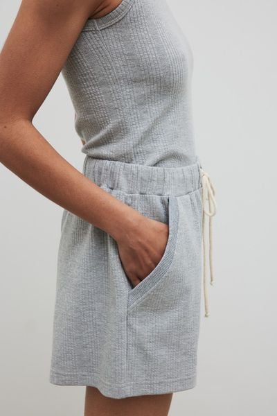 Szorty z delikatnej prążkowanej dzianiny w kolorze GREY MELANGE - ALPO-L. Szare szorty Marsala, bez wzorów, z bawełny. Za 129.90 zł.