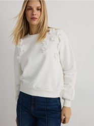 Bawełniana bluza z aplikacją - kremowy. Białe bluzy Reserved, l, z aplikacjami, z bawełny, bez ramiączek, bez kaptura. W wyprzedaży za 69.99 zł.