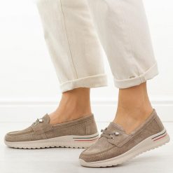 Fango skórzane półbuty damskie Evento 18-29. Brązowe półbuty wsuwane eVento, na jesień, w ażurowe wzory, z jeansu, casualowe, z okrągłym noskiem, bez obcasa, na płaskiej podeszwie. W wyprzedaży za 206.10 zł.