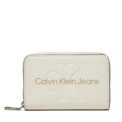Mały Portfel Damski Calvin Klein Jeans. Białe portfele Calvin Klein Jeans, bez wzorów, z jeansu. Za 159.99 zł.