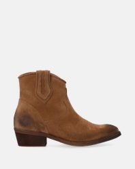 BRĄZOWE KOWBOJKI Z HAFTEM A006SUBROBB062. Brązowe botki Venezia, bez wzorów, ze skóry, bez obcasa, bez zapięcia. Za 579.00 zł.