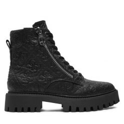 Botki Guess. Czarne botki Guess, z aplikacjami, bez obcasa, na płaskiej podeszwie, bez zapięcia. Za 379.99 zł.