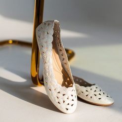 Białe ażurowe baleriny damskie Evento 4870. Białe baleriny eVento, z aplikacjami, z jeansu, biznesowe, bez obcasa, na płaskiej podeszwie, bez zapięcia. Za 99.00 zł.