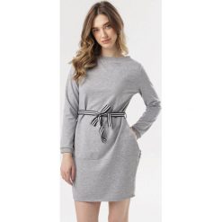 Szara Sukienka Larainey. Szare sukienki Born2be, na imprezę, l, bez wzorów, z dzianiny, bez kołnierzyka, bez ramiączek, mini. W wyprzedaży za 48.99 zł.