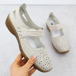 Skórzane półbuty damskie na rzep ażurowe beżowe Rieker 41399-60. Brązowe półbuty wsuwane Rieker, w ażurowe wzory, ze skóry, bez obcasa. Za 319.00 zł.