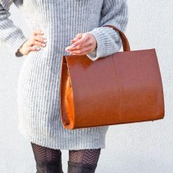 Skórzana damska aktówka DAN-A T19 camel. Brązowe aktówki DAN-A, bez wzorów, ze skóry. Za 399.99 zł.