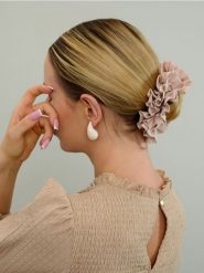 Kolczyki łezki - kremowy. Białe kolczyki Sinsay. Za 9.99 zł.