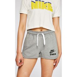 Nike Sportswear - Szorty. Szare szorty sportowe Nike Sportswear, bez wzorów, z bawełny. W wyprzedaży za 89.90 zł.
