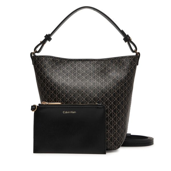 Torebka Calvin Klein. Czarne torebki klasyczne Calvin Klein, bez wzorów, klasyczne, bez dodatków. Za 273.99 zł.