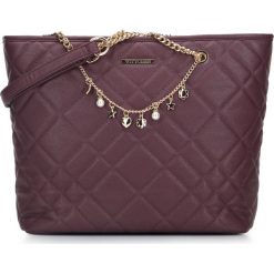 Torebka shopperka z pikowanej ekoskóry z ozdobnym łańcuszkiem. Czerwone shopper bag Wittchen, bez wzorów, ze skóry ekologicznej, biznesowe, duże, pikowane, bez dodatków. Za 179.90 zł.