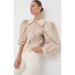 Custommade koszula damska kolor beżowy regular z kołnierzykiem klasycznym. Brązowe koszule Custommade, bez wzorów, z materiału, klasyczne, bez kołnierzyka, bez ramiączek. W wyprzedaży za 649.99 zł.