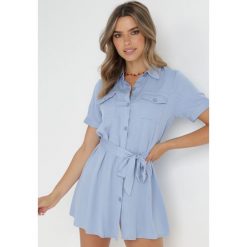 Niebieska Sukienka Larkey. Niebieskie sukienki Born2be, l, bez wzorów, z materiału, eleganckie, bez kołnierzyka, bez ramiączek, mini, koszulowe. W wyprzedaży za 59.99 zł.