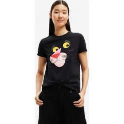 Desigual t-shirt damski kolor czarny. Czarne t-shirty Desigual, bez wzorów, bez kołnierzyka, bez ramiączek. W wyprzedaży za 154.99 zł.