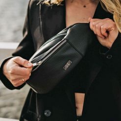 Saszetka nerka SHE 702/s czarna. Czarne torebki klasyczne SHE, bez wzorów, ze skóry, biznesowe, bez dodatków. Za 169.99 zł.