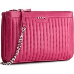 Torebka DKNY - Gansevoort R2108020 Cerise 694. Czerwone kopertówki DKNY, bez wzorów, ze skóry, wizytowe, bez dodatków. W wyprzedaży za 339.00 zł.