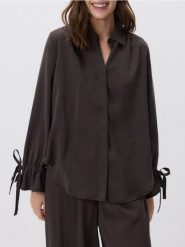 Koszula z wiązaniami przy rękawach - ciemnobrązowy. Brązowe koszule Reserved, l, bez wzorów, z tkaniny, bez kołnierzyka, bez ramiączek. W wyprzedaży za 79.99 zł.