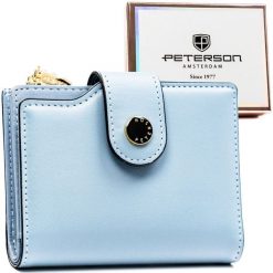 Średni portfel damski ze skóry ekologicznej w niebieskim kolorze, mieści dowód rejestracyjny PTN 012-JK6 Peterson. Niebieskie portfele Peterson, bez wzorów, ze skóry ekologicznej. Za 79.99 zł.