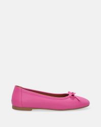 RÓŻOWE BALERINY Z KOKARDĄ 356105 FUXIA. Czerwone baleriny Venezia, bez wzorów, ze skóry, bez obcasa, bez zapięcia. Za 199.00 zł.