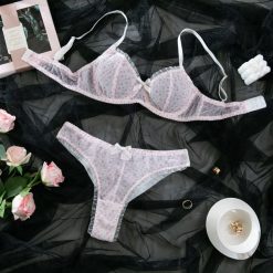 Komplet bielizny z koronką biustonosz i figi Namira. Białe figi Intica, bez wzorów, z koronki. Za 109.00 zł.