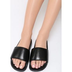 Czarne Klapki Unwind. Klapki marki Born2be. Za 49.99 zł.