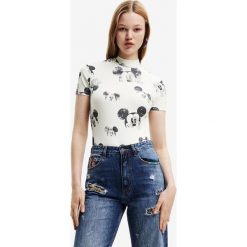 Desigual body damskie kolor biały z półgolfem. Białe t-shirty Desigual, bez wzorów, z dzianiny, bez kołnierzyka, bez ramiączek. W wyprzedaży za 214.99 zł.
