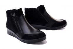 COMFORTABEL 990224-01 schwarz, botki damskie. Czarne botki Comfortabel, bez wzorów, bez obcasa, na koturnie, bez zapięcia. Za 242.94 zł.