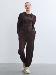 BGN Spodnie dresowe w kolorze brązowym rozmiar: 40. Brązowe spodnie dresowe BGN, bez wzorów, z dresówki. Za 108.99 zł.