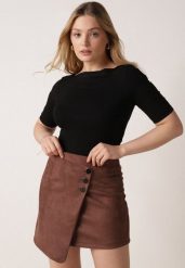 Czarny Wiskozowy T-shirt o Dopasowanym Kroju z Dekoltem w Łódkę Idahphaeia. Czarne t-shirty Born2be, m, z aplikacjami, z jeansu, biznesowe, bez kołnierzyka, bez ramiączek. Za 59.99 zł.