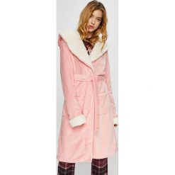 Chelsea Peers - Szlafrok Plain Pink Gown. Szlafroki damskie marki Chelsea Peers. W wyprzedaży za 129.90 zł.