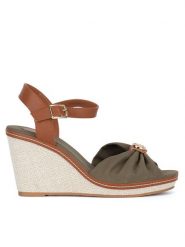 Beverly Hills Polo Club Sandały WYL3888-4 Khaki. Brązowe sandały Beverly Hills Polo Club, bez wzorów, z materiału, bez obcasa, na koturnie, bez zapięcia. Za 179.99 zł.