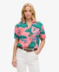 Superdry Koszula Beach Resort z 100% wiskozy, wzorzysta. Czerwone koszule Superdry, bez wzorów, z wiskozy, klasyczne, bez kołnierzyka, bez ramiączek. Za 215.10 zł.