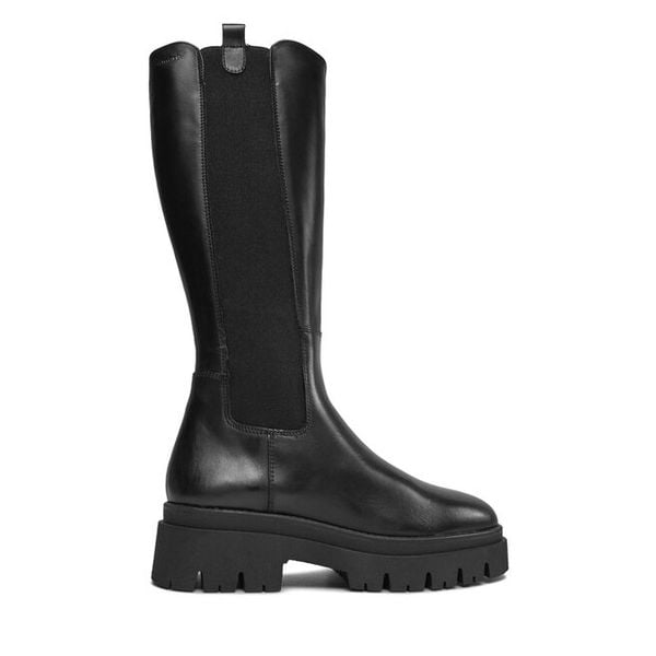 Kozaki Tamaris. Czarne kozaki Tamaris, bez wzorów, bez obcasa, na płaskiej podeszwie, bez zapięcia. Za 499.99 zł.
