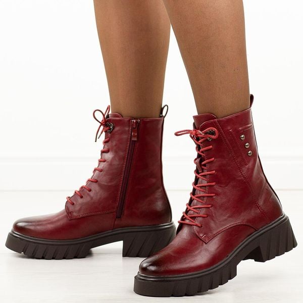 Bordowe zimowe botki damskie na traperze M.Daszyński 2502-4. Czerwone botki M.Daszyński, bez wzorów, z jeansu, eleganckie, z okrągłym noskiem, bez obcasa, bez zapięcia. Za 219.00 zł.