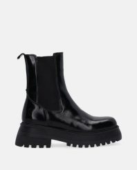 CZARNE SZTYBLETY Z LAKIEROWANEJ SKÓRY 003ALF2317 43 BL. Czarne botki Venezia, bez wzorów, ze skóry, bez obcasa, bez zapięcia. Za 289.00 zł.